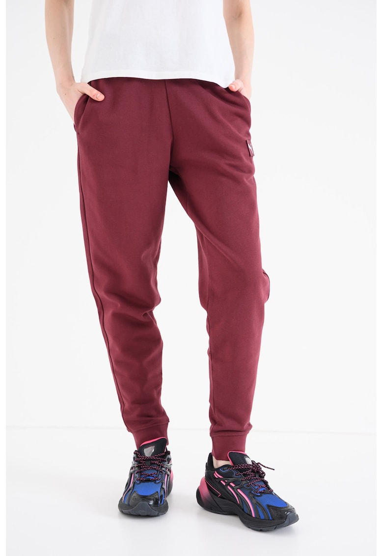 Pantaloni de trening cu aplicatie logo Ess Elevated - Violet tyrian