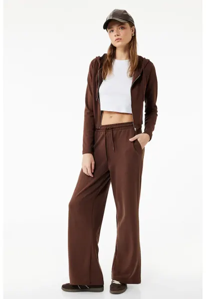 Pantaloni de trening cu buzunare laterale si croiala dreapta - Maro
