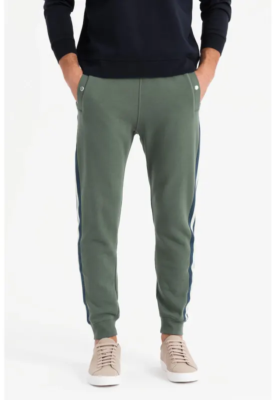 Pantaloni de trening cu croiala conica si segmente laterale contrastante - Alb/Bleumarin/Verde sparanghel