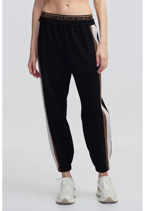 Pantaloni de trening regular-fit cu buzunare - Alb fildes/Maro/Negru stins