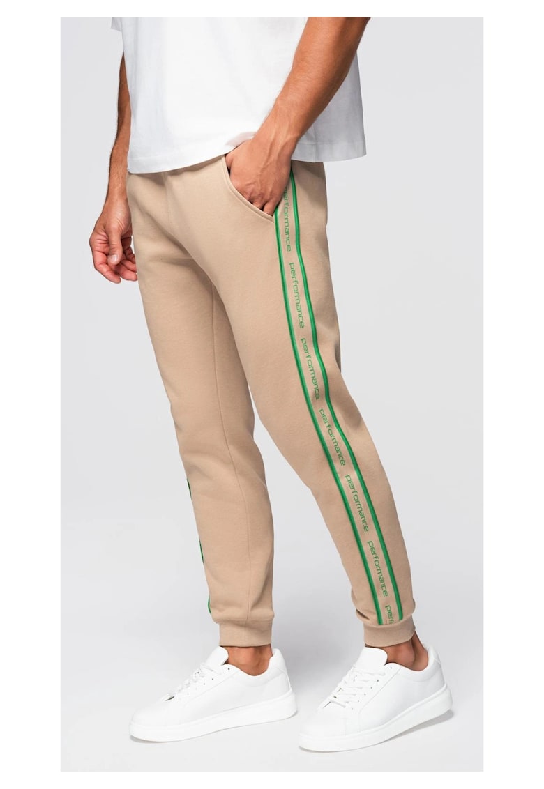 Pantaloni sport jogger cu dungi  OM-PASK-0284 - Maro