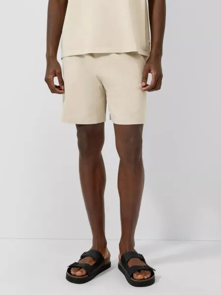 Q/S by s.Oliver Pantaloni scurti de trening barbati, din jerseu gros, cu talie medie, Regular fit, Crem (SELECTATI MARIMEA: L)